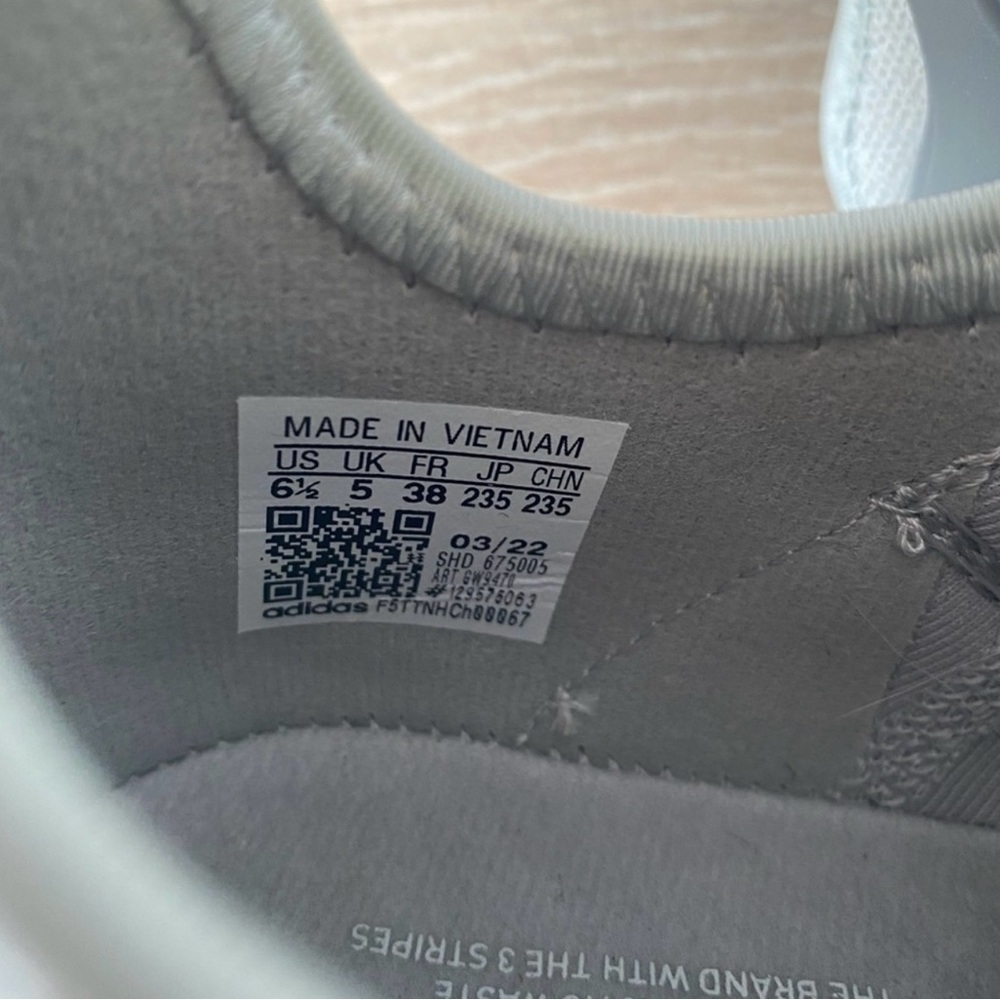 Shoes Adidas size 6.5 very light and comfortable. - Picture 4 of 4